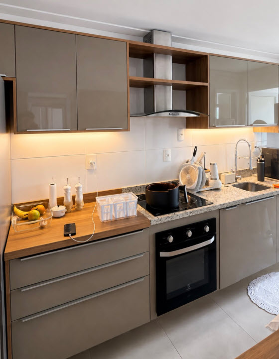 Cozinha integrada com bancada em madeira — Apartamento